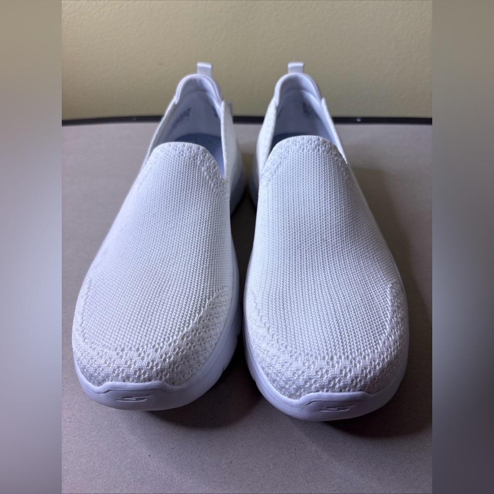 Skechers Go Walk Joy Womens Size 9.5 White Walking Slip On Shoes Sneakers
